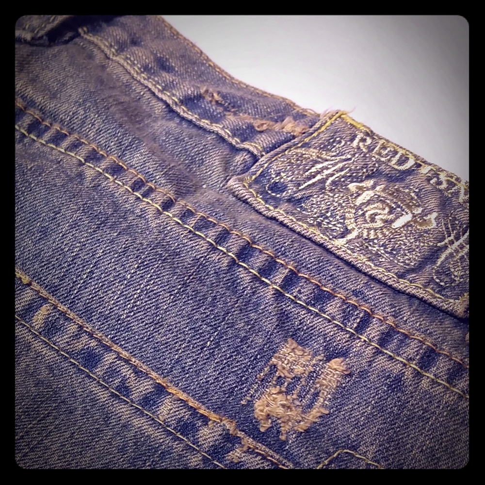 Red Snap Men Distressed Slim Straight Fit Denim Je